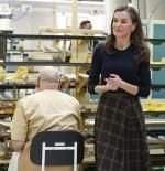 Letizia se calza unas botas para caminar entre zapatos hechos en Elda