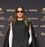 Alexia Putellas apuesta por un Balenciaga y gafas de sol para la alfombra roja de los Goya