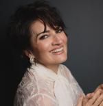 Los mejores looks de belleza de los Goya: cara casi lavada, color estratégico y recogido pulido