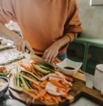 Hacer sushi en casa ya no es solo cosa de chefs: los 7 productos que necesitas para montarte una noche perfecta