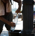 Martorell matiza la polémica ordenanza que castiga llenar garrafas de las fuentes