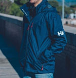 No es una moda pasajera, pero esta chaqueta impermeable de Helly Hansen se está viendo en todas partes