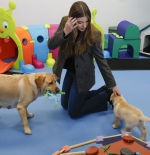 La infanta Sofía se deja conquistar por los perros guía de la ONCE