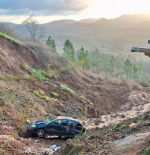 Un gran socavón atrapa un vehículo y corta al tráfico en una carretera de Extremadura