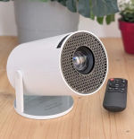 Este mini proyector Full HD cabe en la mochila y convierte cualquier pared en cine
