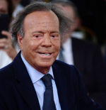 Julio Iglesias demanda a elDiario.es por los testimonios de sus denunciantes tras hacerlo también contra Yolanda Díaz