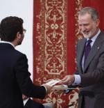 El Rey pide a los nuevos diplomáticos que siempre usen el diálogo para defender la paz