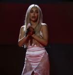 Ana Mena canta 'La bambola' junto a La Casa Azul en los Goya