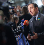 Exteriores estudia operaciones terrestres y aéreas para evacuar a los españoles atrapados en Oriente Medio