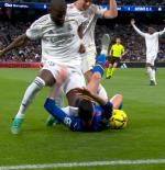 El VAR se ausenta en el rodillazo en la cara de Rüdiger a Diego Rico: “Es una conducta violenta”