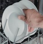 Así es la solución perfecta para no lavar los platos a mano en una cocina pequeña: moderna, práctica y no ocupa nada de espacio