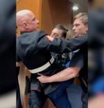 Un veterano de la Armada irrumpe en el Capitolio para protestar contra la guerra en Irán