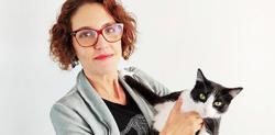 Paula Calvo, experta en antrozoología: ”¿Pensabas que si tu gato duerme contigo es porque “te quiere más”? La realidad es distinta”