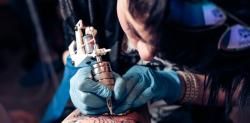 El desgaste de la aguja de los tatuajes puede ser un riesgo para tu salud