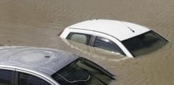 La maniobra que te salvará la vida si una riada te arrastra en el coche