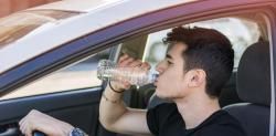 El peligro de llevar una botella de agua en el coche: desde ser multado por beber al volante a causar un incendio