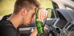 ¿Pueden multarte por conducir con resaca?