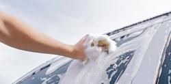 Trucos para mantener limpios los cristales del coche en verano