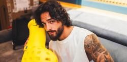 'Destrozan' a Maluma por la ocurrencia de su último look en pleno verano: “Tan ridículo”