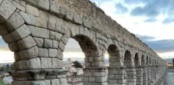 Subasta una piedra del Acueducto de Segovia como “protesta” y acaba denunciado por arrancarla del monumento