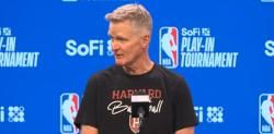 Steve Kerr defiende a Harvard de Trump en el nombre del padre