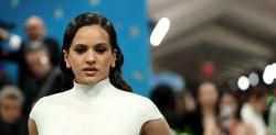 Rosalía impresiona con un vestido escultórico en la gala Met 2025