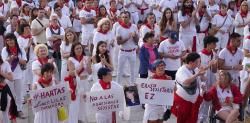 Pamplona detiene los Sanfermines para denunciar las agresiones sexistas