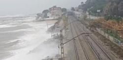 El temporal pone en riesgo la vía férrea en el litoral del Maresme y Badalona
