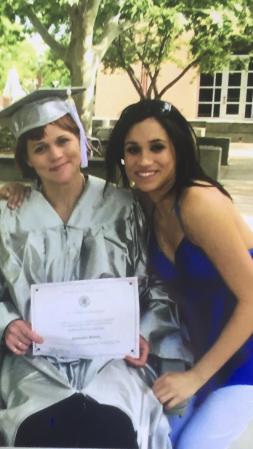 Samantha y Meghan Markle, en la graduación de la primera. Era 2008. No han vuelto a verse.