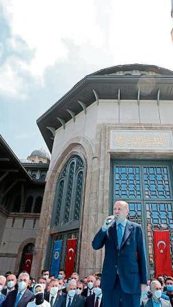 This handout picture released by the Turkish President's press office shows Turkish President Recep Tayyip Erdogan (C) speaking during the opening ceremony of Taksim Mosque at the Taksim square in Istanbul, Turkey, on May 28, 2021. (Photo by - / TURKISH PRESIDENTIAL PRESS SERVICE / AFP) / RESTRICTED TO EDITORIAL USE - MANDATORY CREDIT 