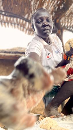 Una mujer prepara pasta de maíz en una aldea afectada por las inundaciones a las afueras de Tonj