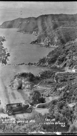 Carretera que conduce de Sant Feliu de Guíxols a Tossa de Mar, a la altura de Canyet, entre 1920 y 1930.