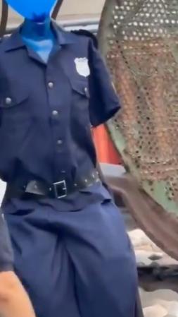 Un detalle de uno de los clips virales, con el muñeco al que se lanzaban los objetos en el taller de cócteles molotov en Granollers.