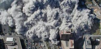 Una enorme columna de humo oculta los restos del World Trade Center de Nueva York el fatídico 11-S de 2001