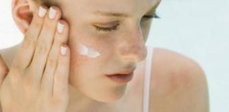 Muchos cosméticos contienen sustancias químicas que general alteraciones y alergias en la piel, y por ellos los expertos recomiendas usar cremas naturales libres de ellas