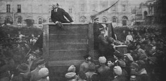Lenin motiva a sus tropas para luchar contra el enemigo polaco.