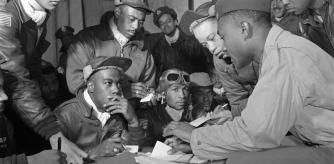 Miembros del escuadrón Tuskegee en Ramitelli, Italia, marzo de 1945.