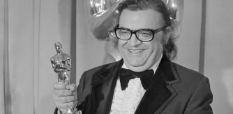 Mario Puzo con su Óscar al mejor guion por 'El Padrino Parte II'