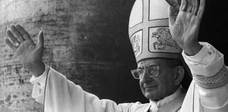 El papa Pablo VI en el balcón de la basílica de San Pedro en Roma, 1976