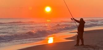 Pescando al atardecer en la playa de Gavà Mar.