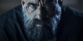 Eduard Fernández, caracterizado como el padre XX en la serie 30 monedas, producida por HBO