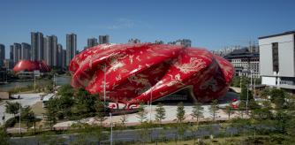 La vistosa cubierta, que simula un vestido de seda rojo, es un homenaje a la ciudad que marcó el origen de la Ruta de la Seda