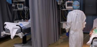 Un médico de Urgencias del Hospital Pío del Rio Hortega de Valladolid observa el monitor de uno de los pacientes ingresados por Covid 19 este jueves. Castilla y León ha rozado este jueves los 3.000 contagios diarios por segundo día consecutivo, con 2.968, ligeramente por debajo de los 2.981 del récord de ayer, con 25 fallecidos en hospitales y tres más en las residencias de la Comunidad