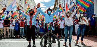 -FOTODELDÍA- QUI01. QUITO (ECUADOR), 03/02/2021. El candidato a la Presidencia de Ecuador Yaku Pérez (c) encabeza una caravana hoy viernes, por las calles de Quito, en el cierre de campaña electoral para las votaciones del próximo 7 de febrero. Algo más de 13 millones de ecuatorianos están habilitados para votar en los comicios generales del 7 de febrero, para designar al nuevo presidente del país, además de 137 integrantes de la Asamblea Nacional (Legislativo) y 5 parlamentarios andinos. EFE/José Jácome