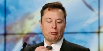 FILE PHOTO: SpaceX founder and chief engineer Elon Musk looks at his mobile phone during a post-launch news conference to discuss the SpaceX Crew Dragon astronaut capsule in-flight abort test at the Kennedy Space Center in Cape Canaveral, Florida, U.S. January 19, 2020. REUTERS/Joe Skipper/File Photo