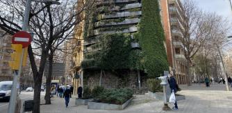 Jardín vertical de Capella García, en la confluencia de de las calles del Marqués de Sentmenat y Berlín, en Barcelona.