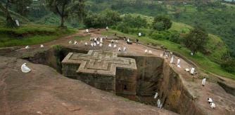 Los peregrinos se reúnen en la parte superior de una de las iglesias talladas en roca para orar un domingo.