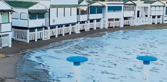 El mar engulle la playa de Les Casetes del Garraf.