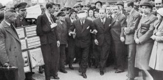 Hanussen demostrando sus habilidades visionarias frente al púbico reunido en Potsdamer Platz, en Berlin, en 1932.
