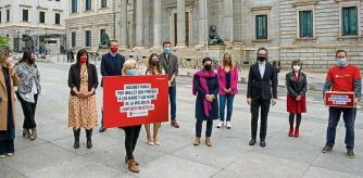 Save The Children, y el autor mediático James Rhodes, entregan medio millón de firmas al Congreso en apoyo a la ley orgánica de protección a la infancia y adolescencia frente a la violencia